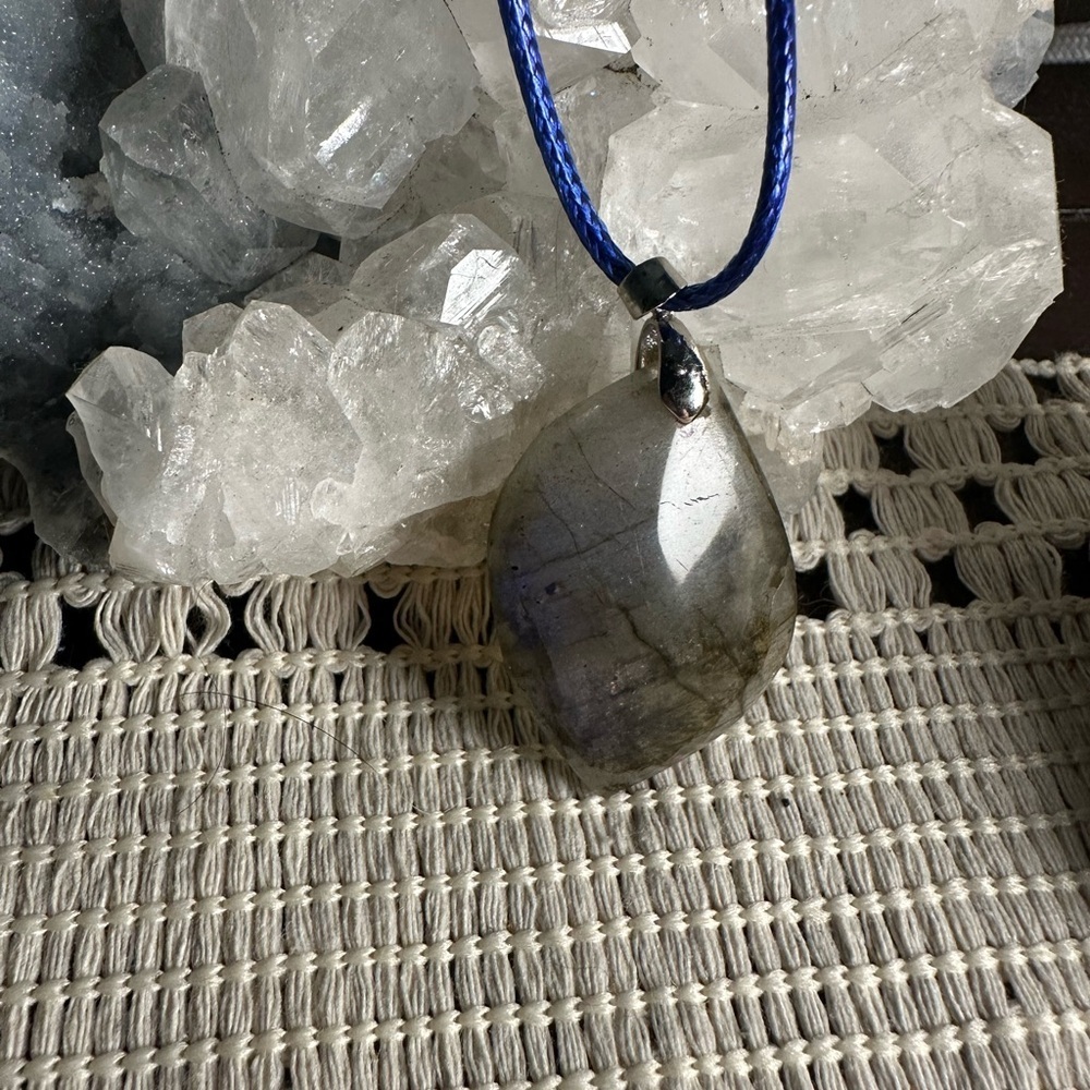 Blue Flash Labradorite Pendant Necklace - Picture 6 of 9